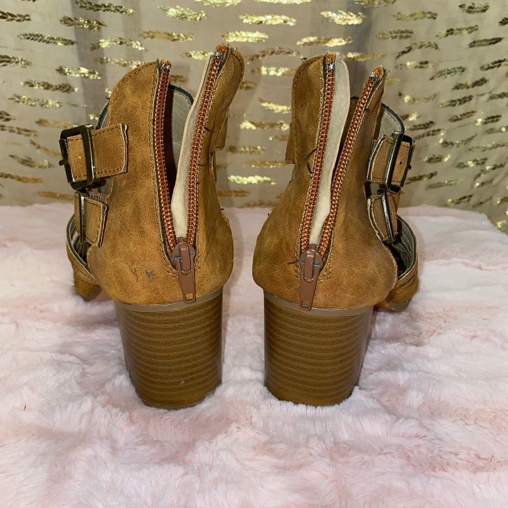 ETC! heel shoes with zippered back heel and decorative buckles sized L (8-9) - Picture 3 of 7